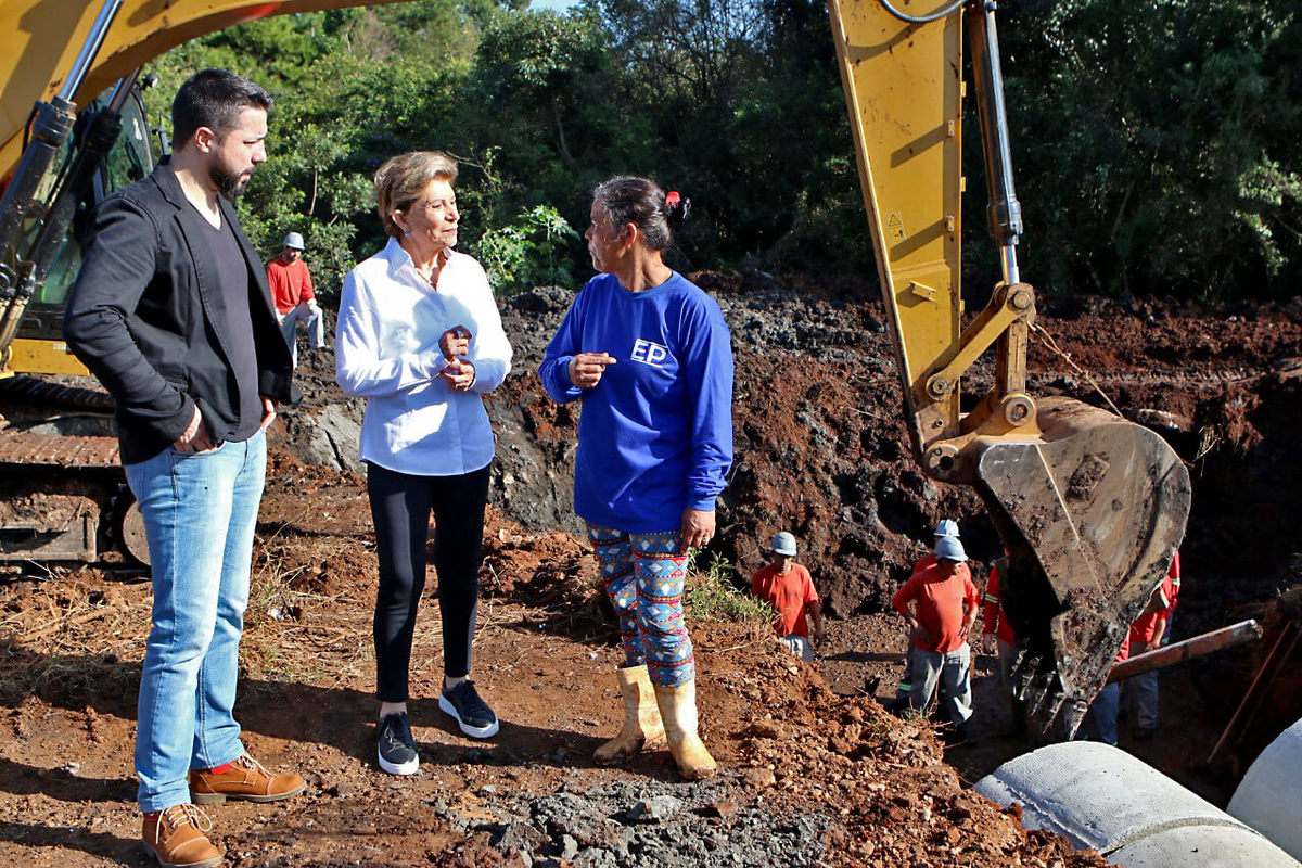 Elizabeth acompanha início das obras de pavimentação no Parque dos Sabiás