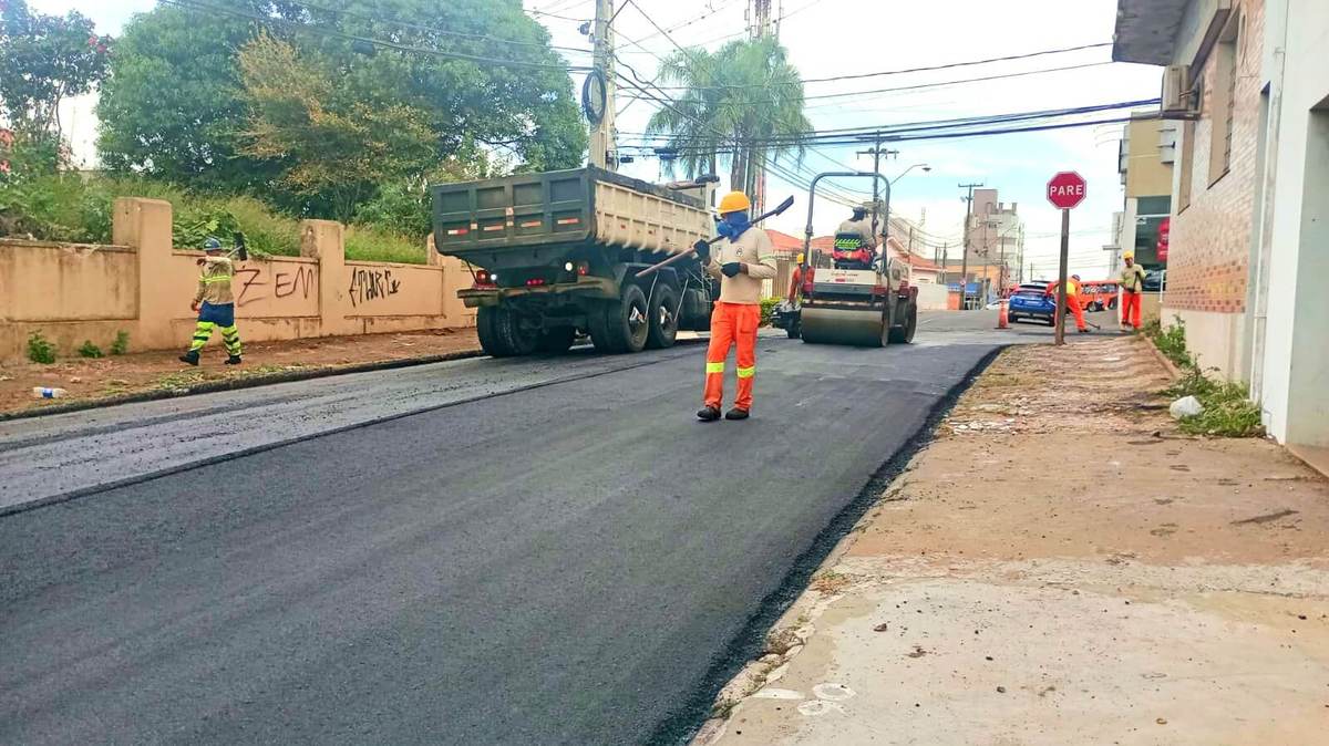 Ruas da região central recebem novo asfalto nesta terça (12)
