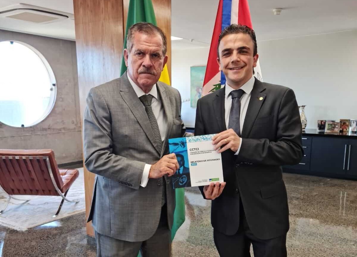 Aliel entrega relatório da Comissão de Ciência e Tecnologia ao presidente do STJ 