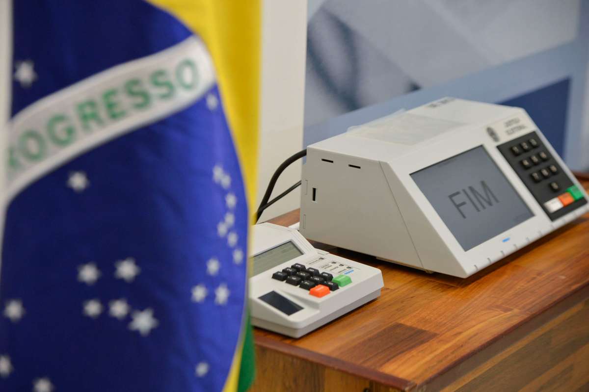 Eleitor deve deixar celular com mesário antes de votar