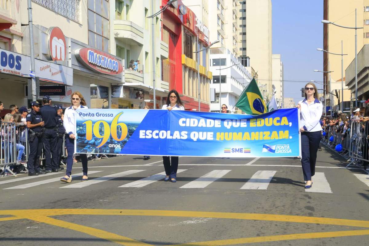 Desfile celebra os 200 anos da Independência do Brasil