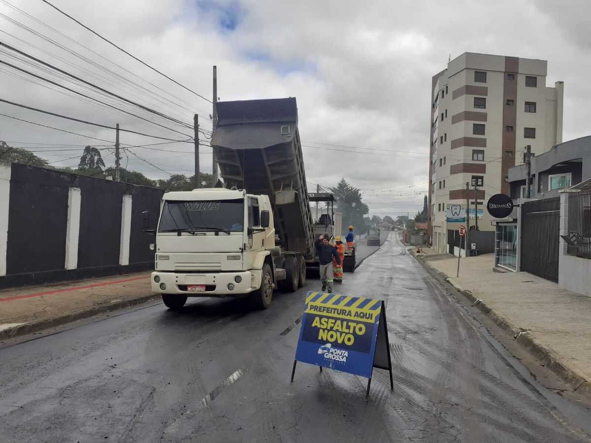 Depois da Av. João Manoel, Prefeitura leva novo asfalto para região de Oficinas