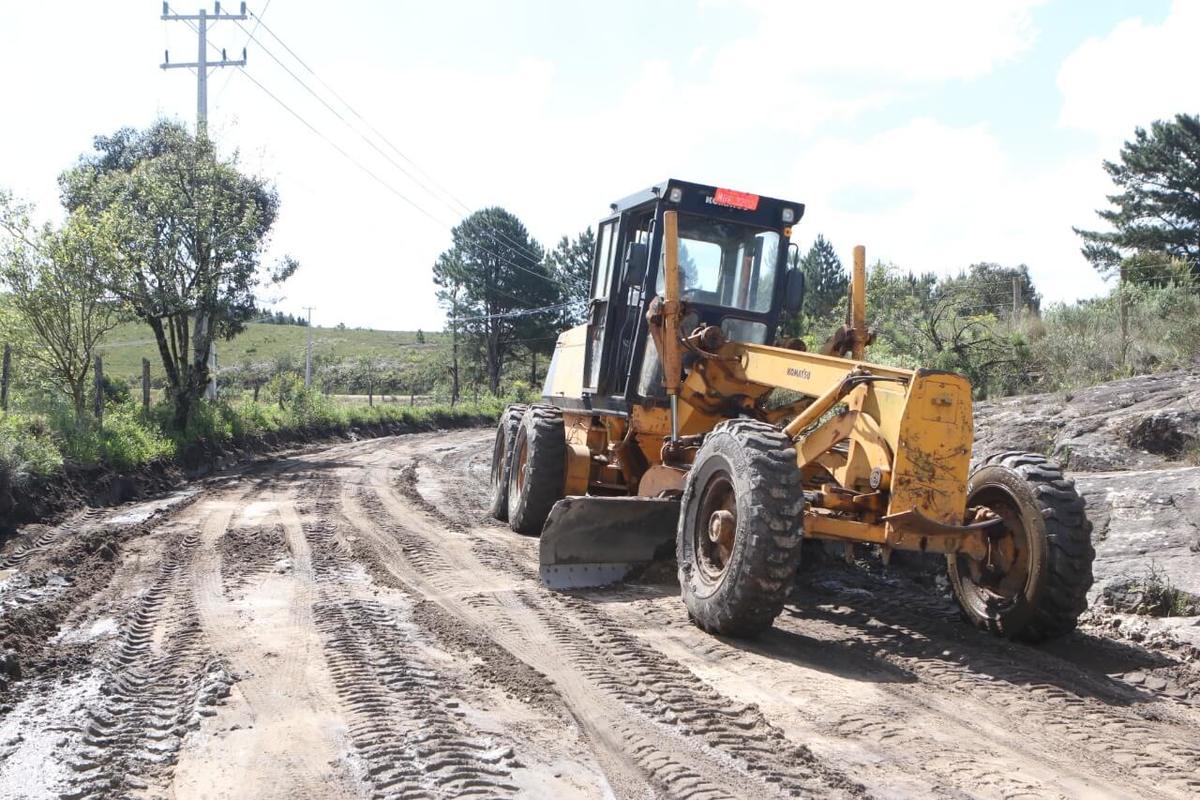 Prefeitura retoma obras nas estradas rurais após longo período de chuvas