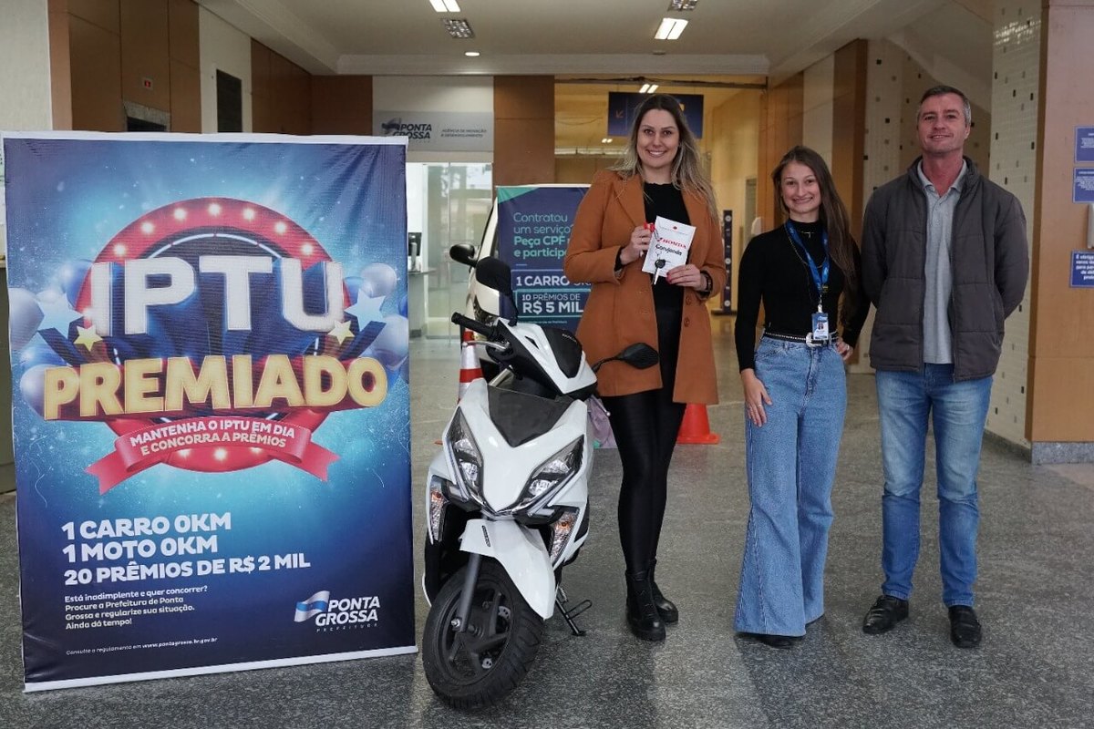 Prefeitura entrega moto do IPTU Premiado