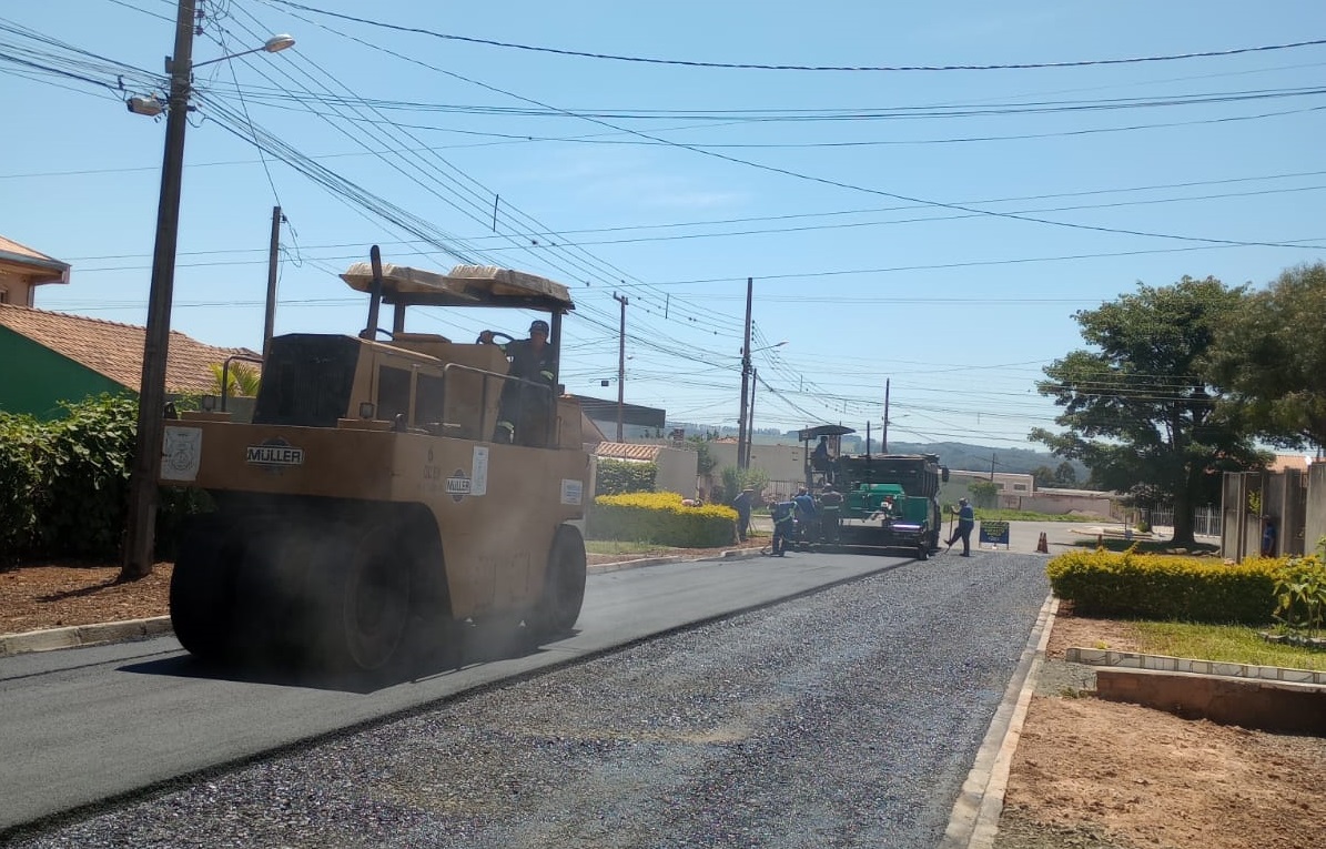 Prefeitura entrega asfalto em rua do Parque dos Pinheiros