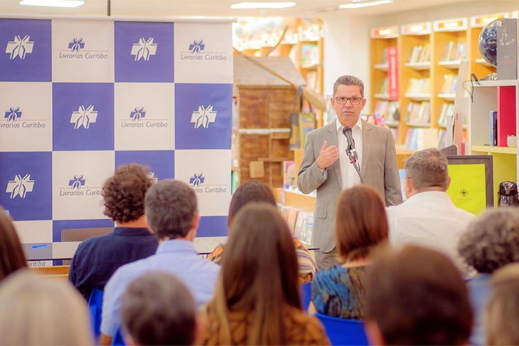 Miguel Sanches Neto lança livro em noite de autógrafos