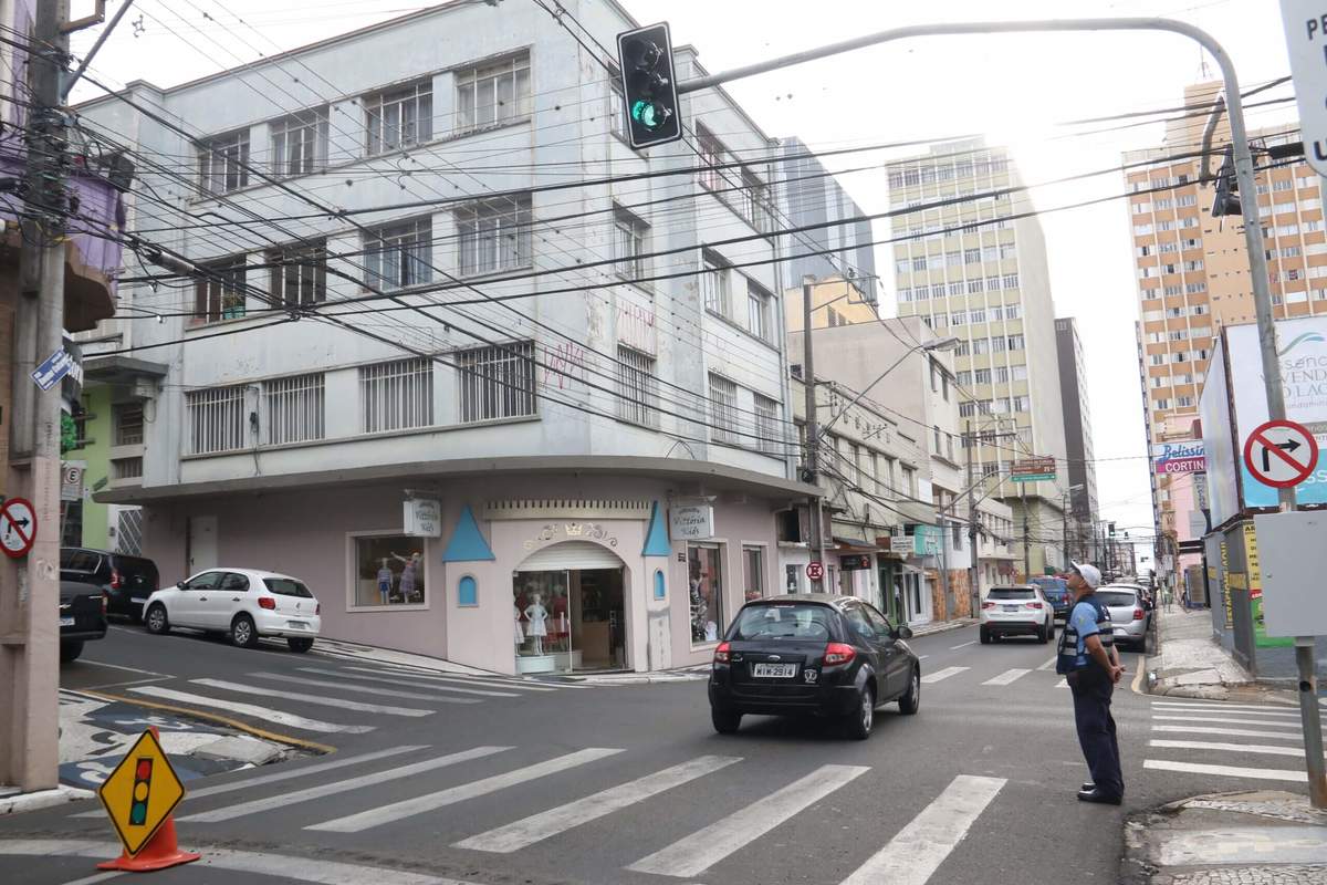 Prefeitura finaliza instalação de novos semáforos na Doutor Colares