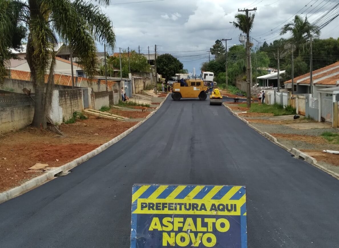 Prefeitura entrega pavimentação de mais uma rua, agora no Contorno