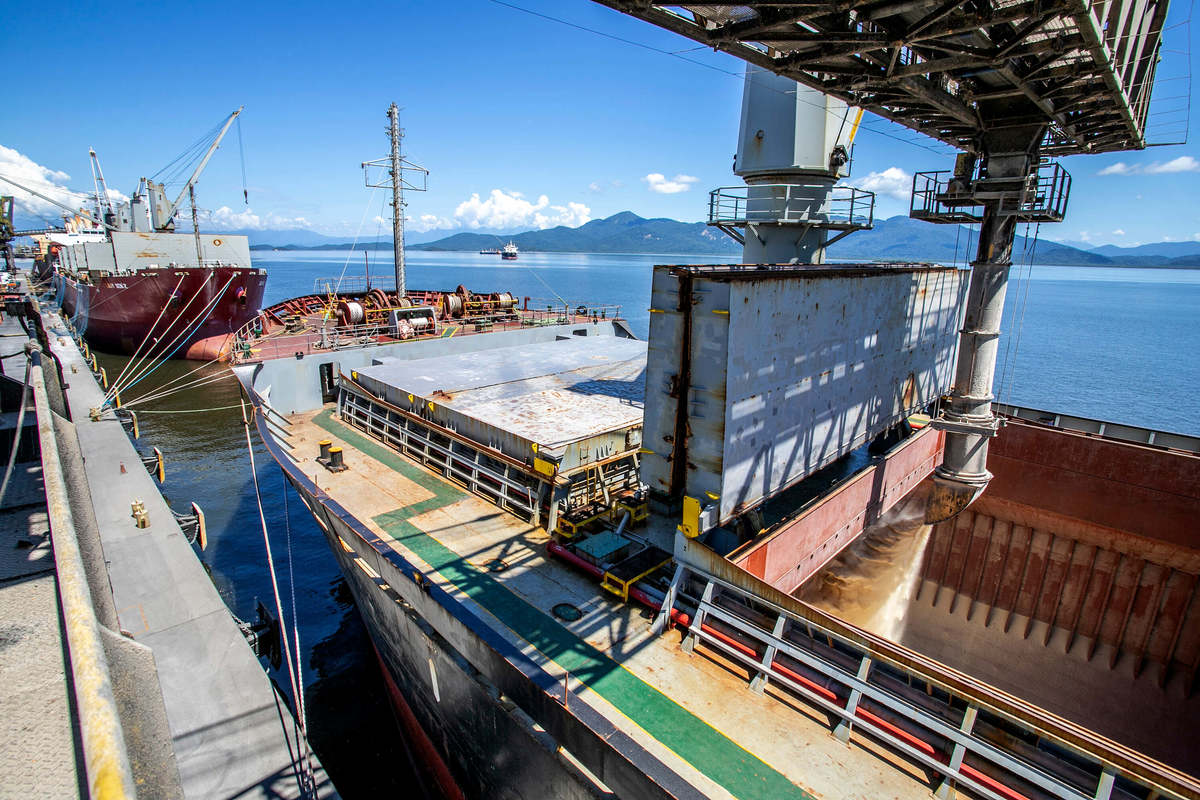 Com 54 milhões de toneladas movimentadas, portos do Paraná registram alta de 2% no ano