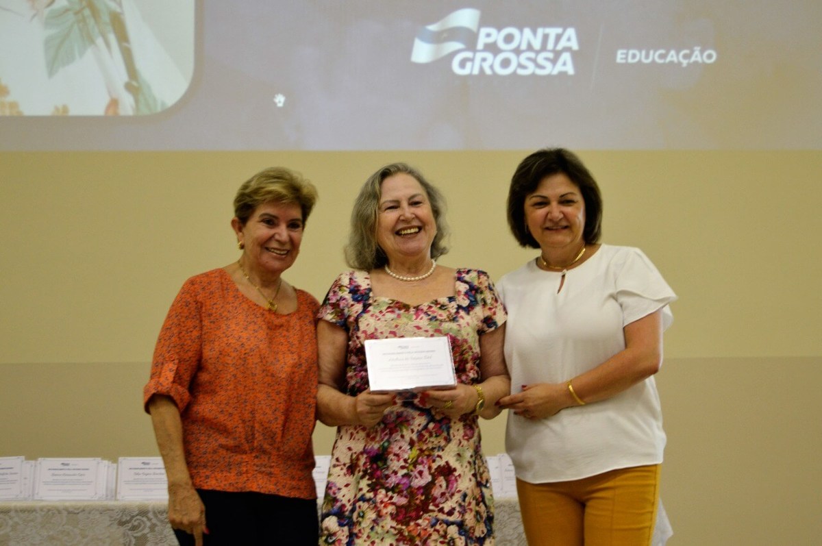 Educação homenageia 184  servidores após aposentadoria