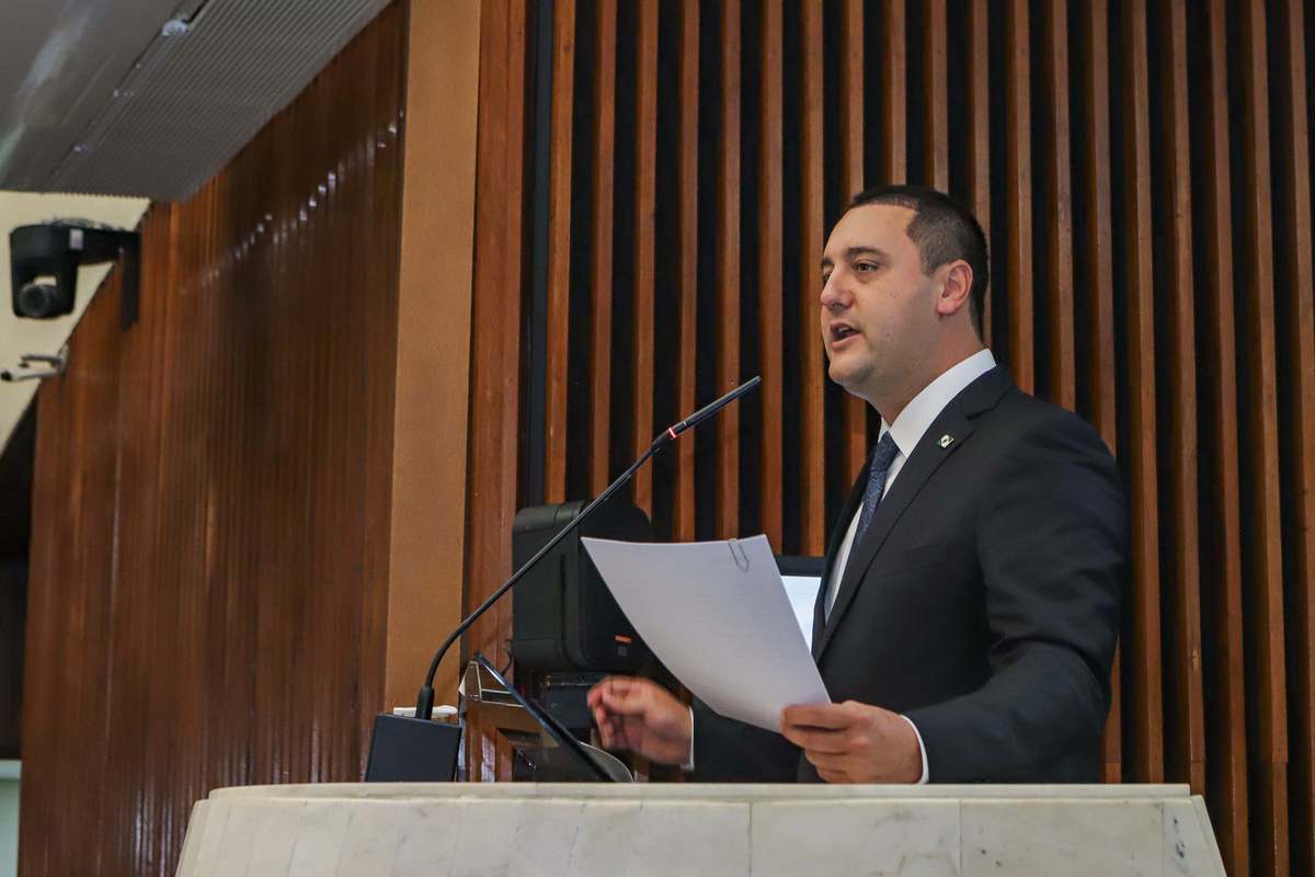 Ratinho Junior entrega balanço de 2022 aos deputados na Assembleia