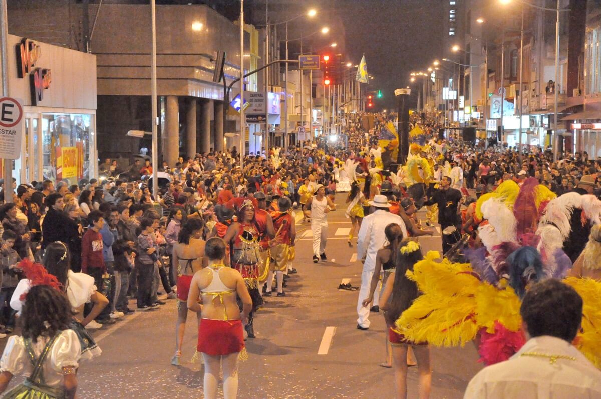 ‘Carnaval de Ponta Grossa: 200 anos de alegria e samba no pé’ movimenta a cidade