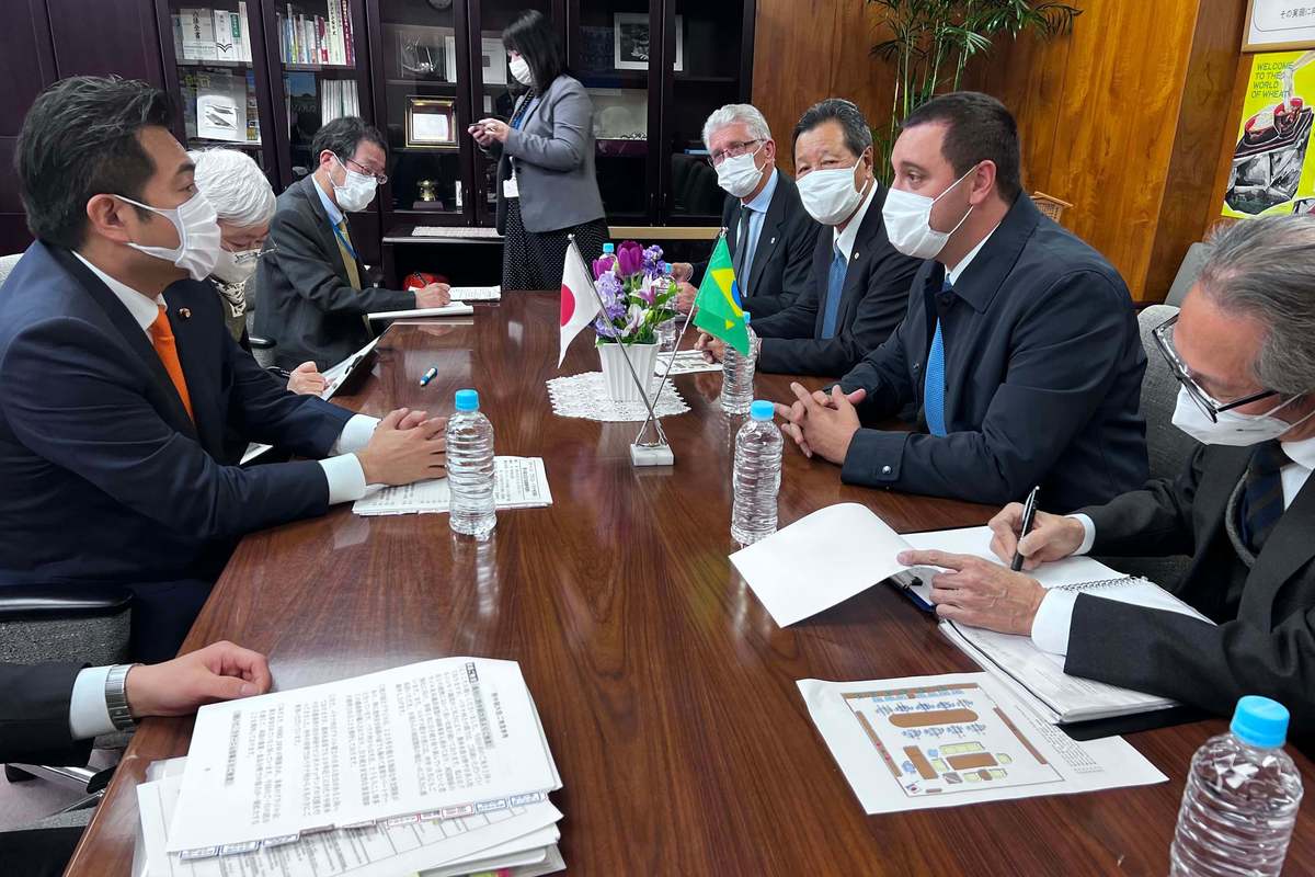 Ratinho Junior apresenta Paraná ao vice-ministro da Agricultura do Japão para ampliar exportações