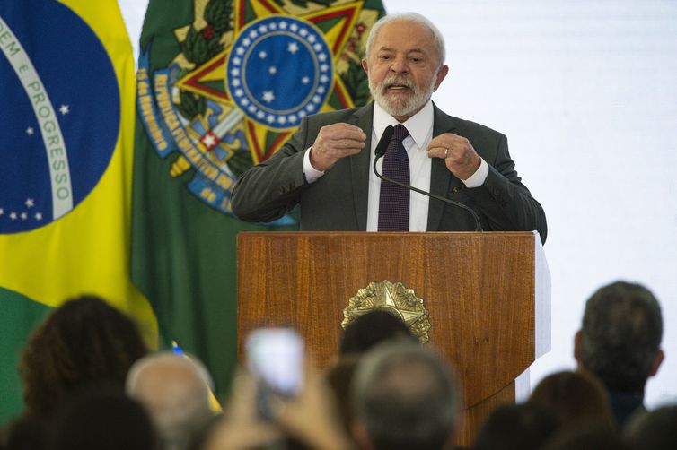 Governo relança programa Mais Médicos; brasileiros terão prioridade