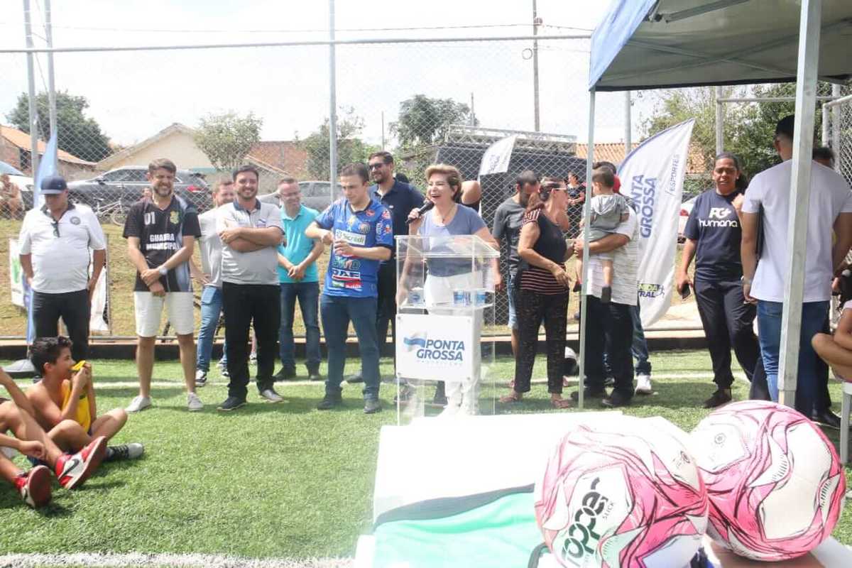 Prefeitura entrega dois novos campos de futebol Society