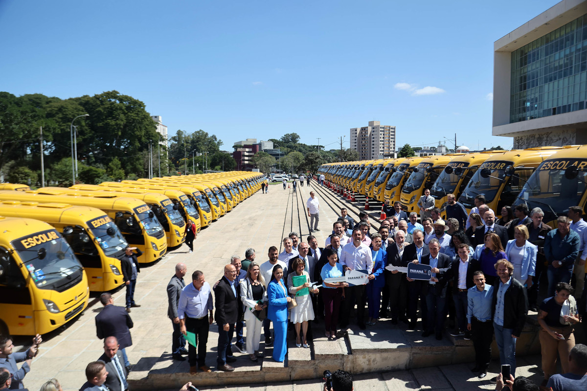 Governador entrega mais 173 ônibus escolares para a rede pública do Paraná