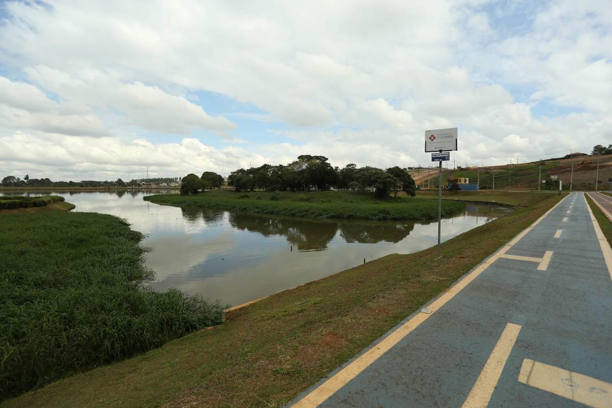 Elizabeth Schmidt assina ordem de serviço para obras do 2º Lago de Olarias