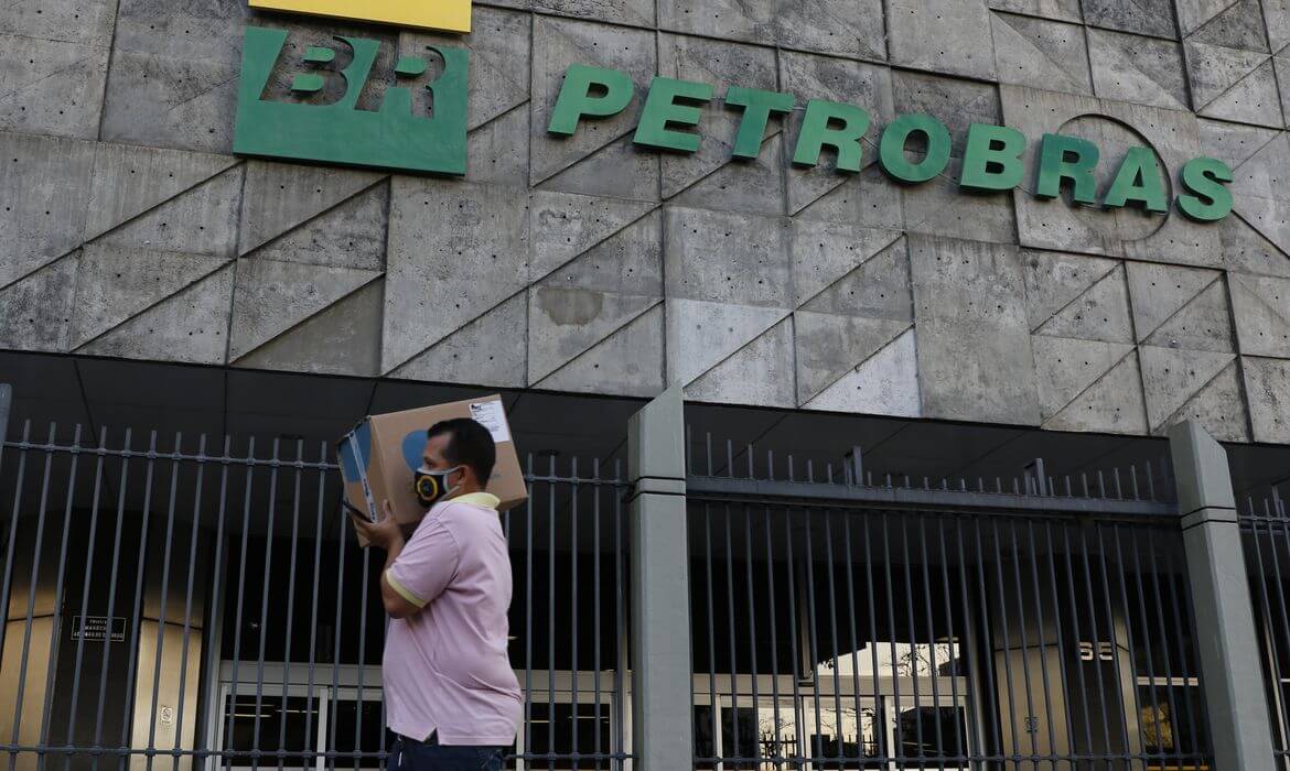 Petrobras reduz em R$ 0,44 valor do diesel e em R$ 0,40 o da gasolina para distribuidoras