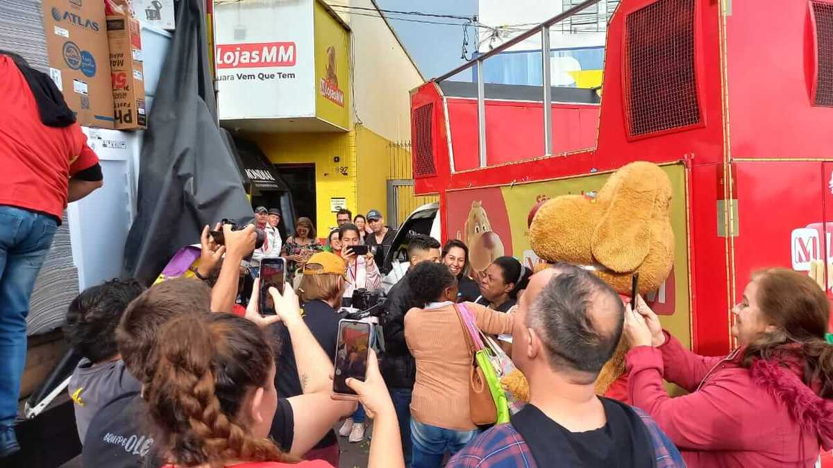 Cliente é surpreendida com Caminhão de Prêmios da Lojas MM