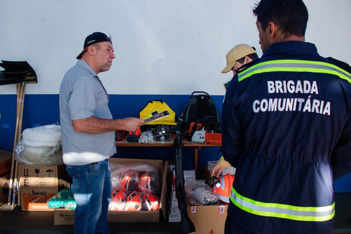 Artur Butina entrega novos equipamentos para a Defesa Civil de Tibagi