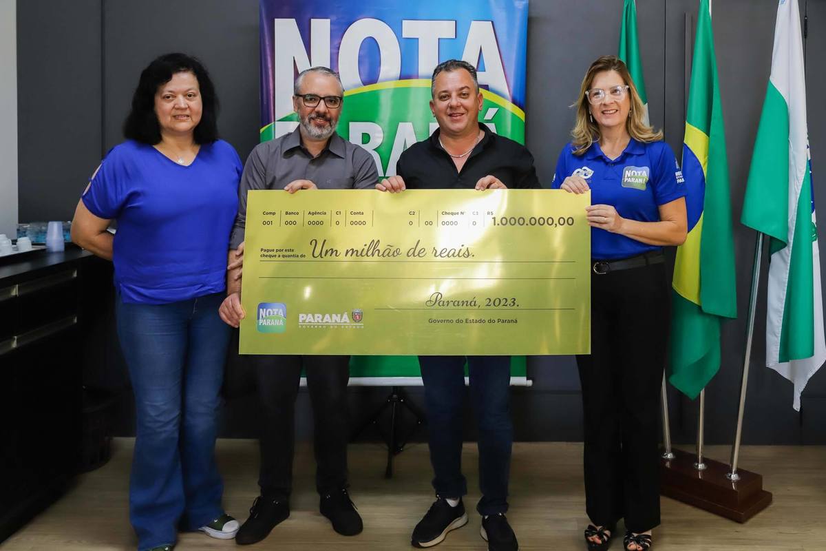 40º milionário da história do Nota Paraná recebe cheque simbólico