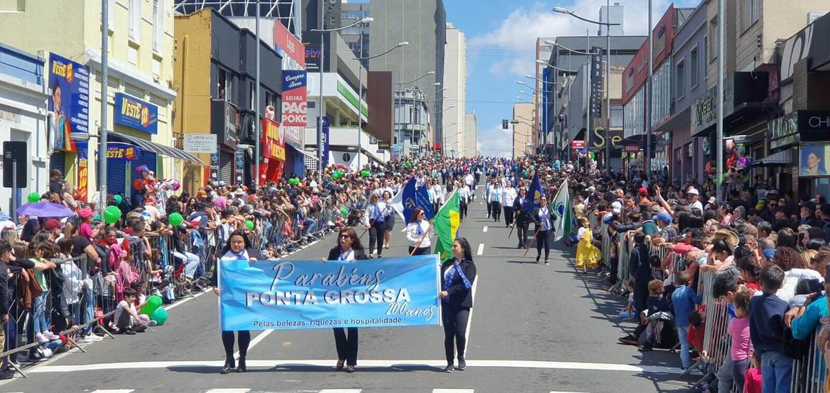 População celebra os 200 anos de Ponta Grossa com grande desfile