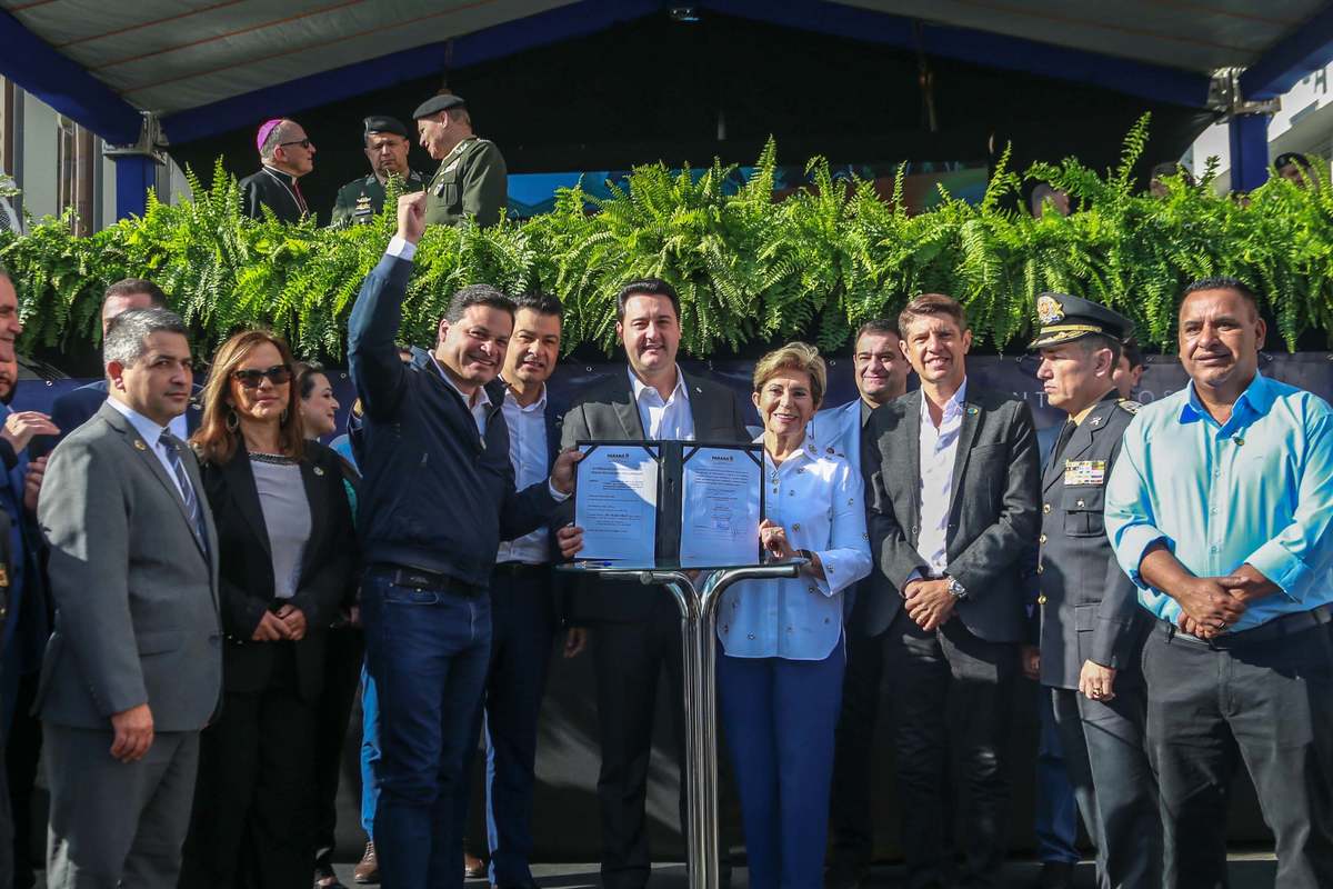 Governador anuncia novas obras de asfalto e ambulâncias no desfile de 200 anos de Ponta Grossa