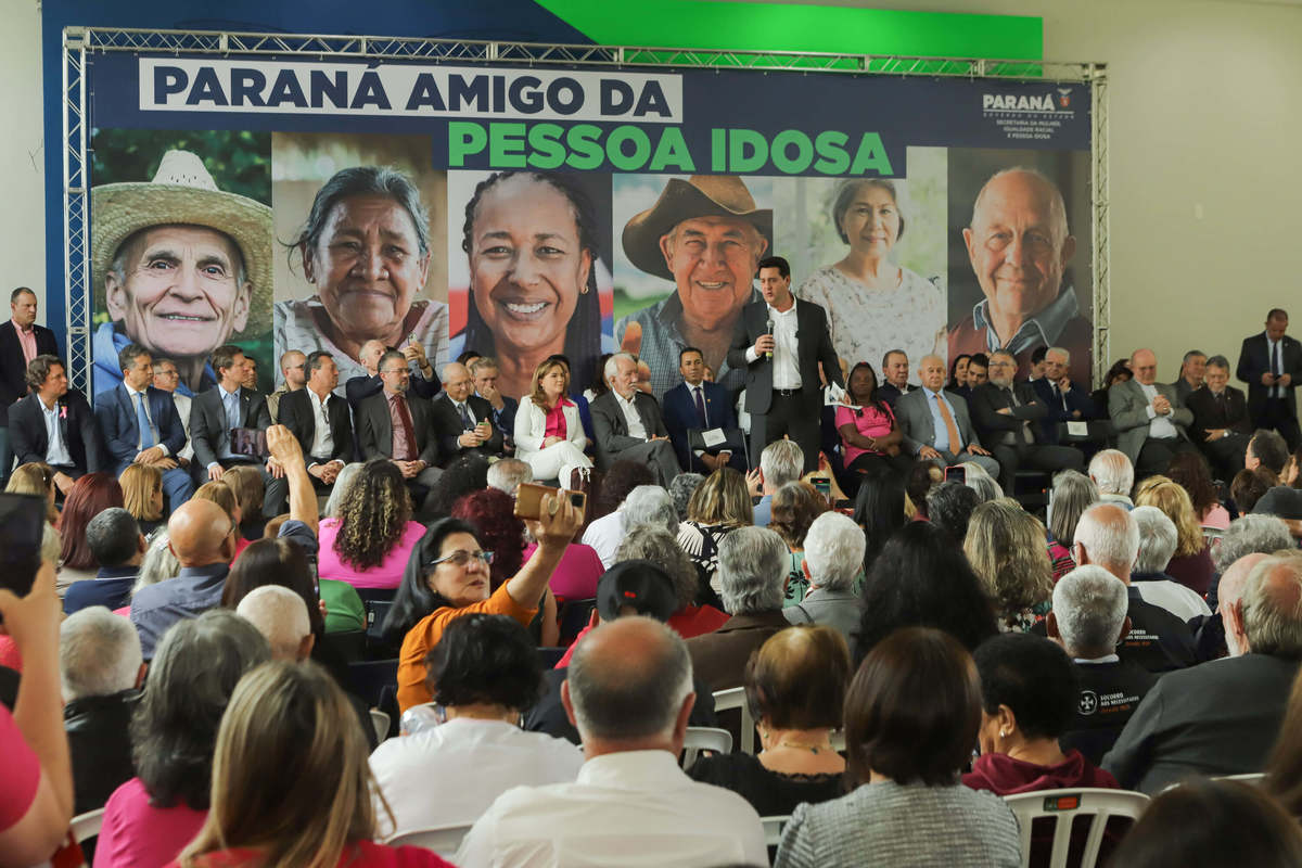 Ratinho Junior sanciona lei da gratuidade das passagens e anuncia programas aos idosos