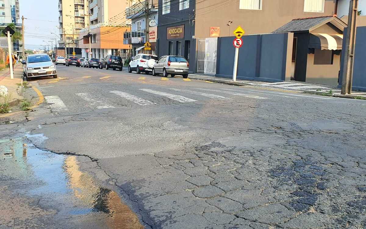 Prefeitura realiza manutenção e aplica asfalto novo em ruas de Oficinas