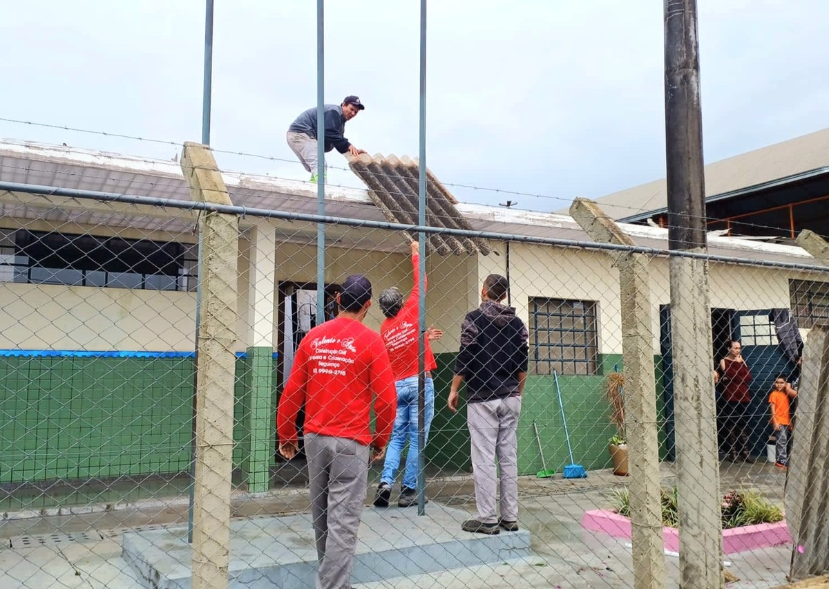 Prefeitura realiza força tarefa para sanar estragos do temporal em escolas