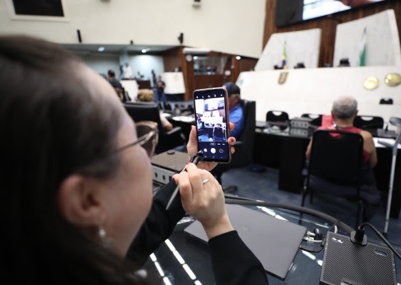 Assembleia promove curso para idosos sobre uso de celulares com foco na prevenção de golpes