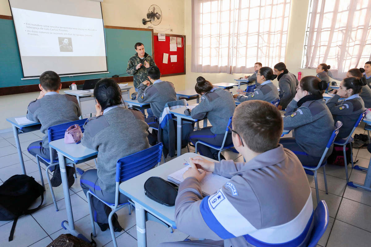 Paraná terá 312 escolas estaduais cívico-militares em 2024