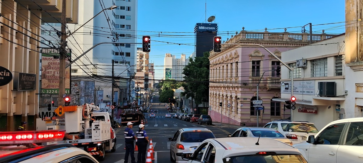 Novo semáforo no cruzamento das ruas Augusto Ribas e Doutor Colares começa a operar