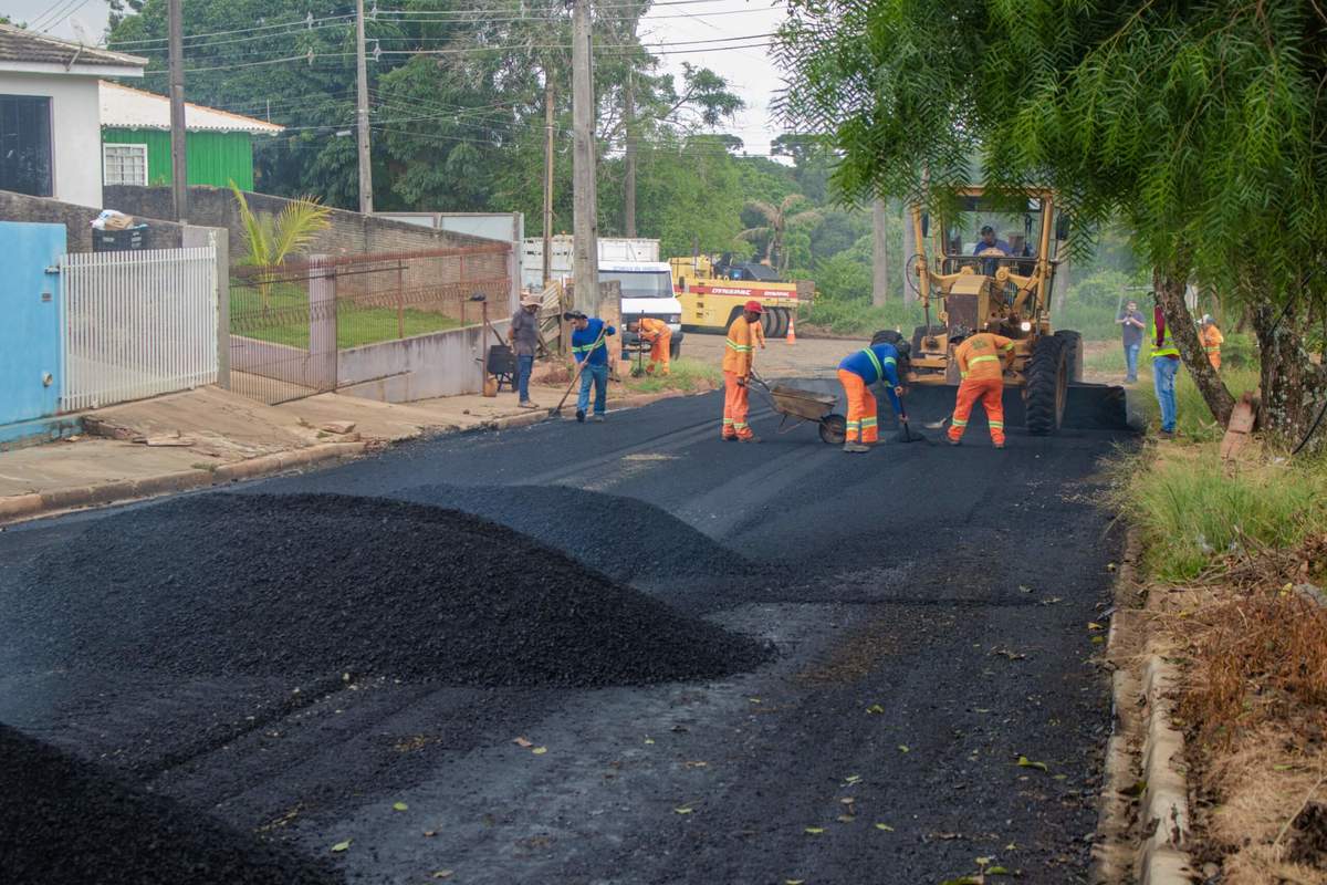 Prefeitura de Tibagi inicia aplicação de asfalto em Caetano Mendes