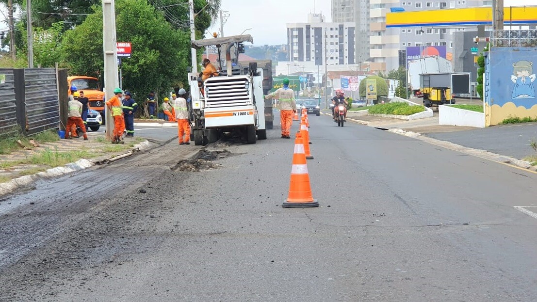 Rua Dr. Paula Xavier recebe obras de recuperação de pavimento