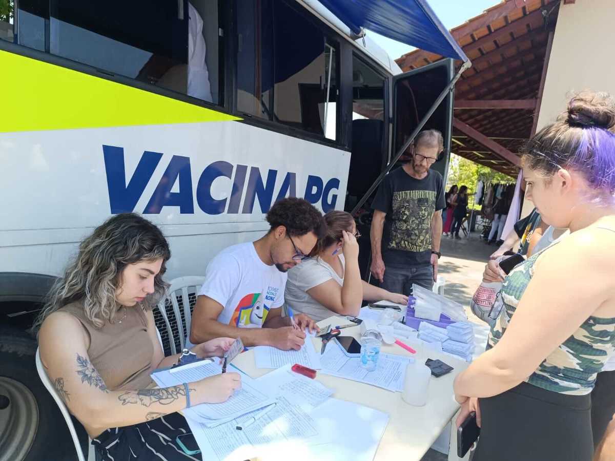 Ônibus da Vacina vai atender a população durante evento da Esquadrilha da Fumaça