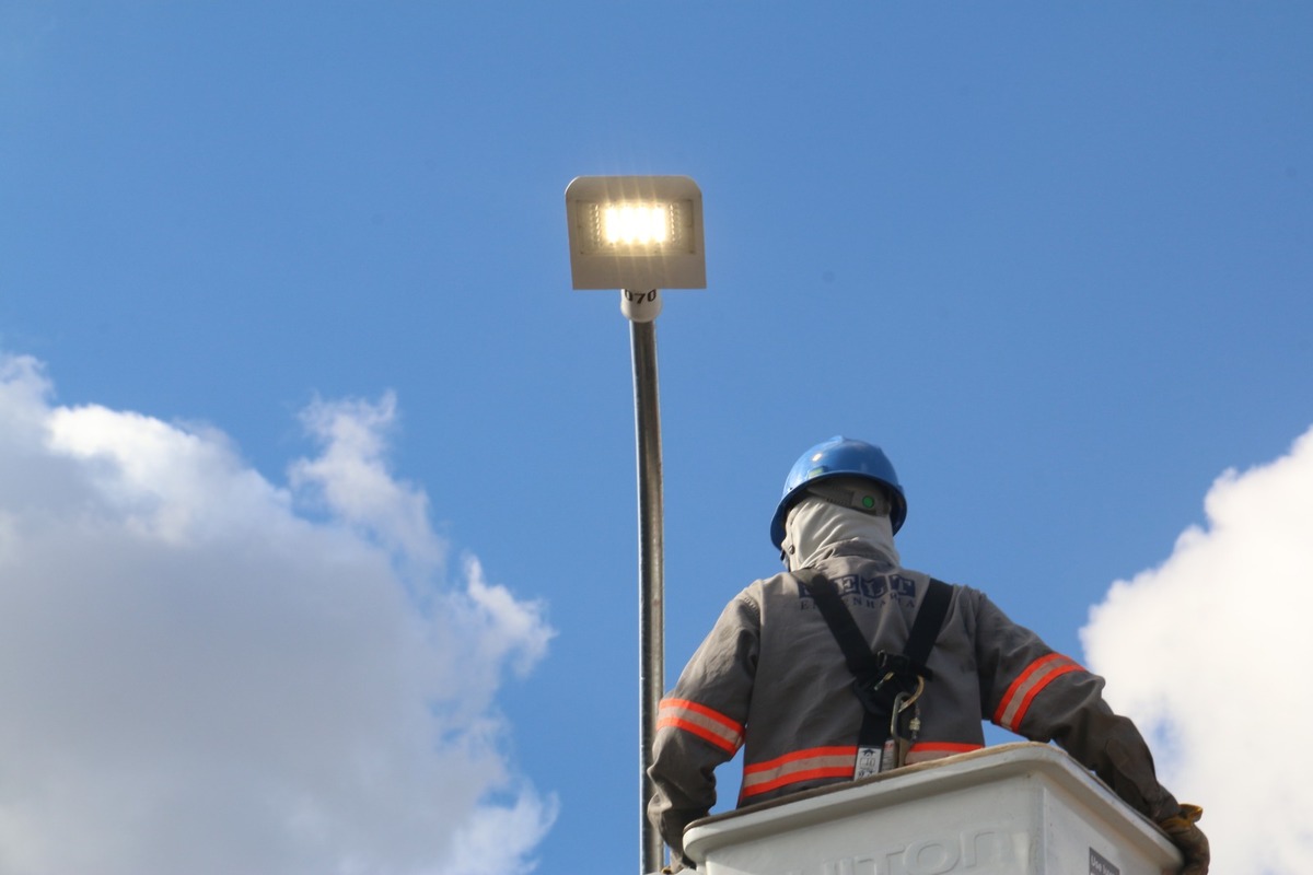 Ponta Grossa já tem mais de duas mil lâmpadas convencionais trocadas por LED