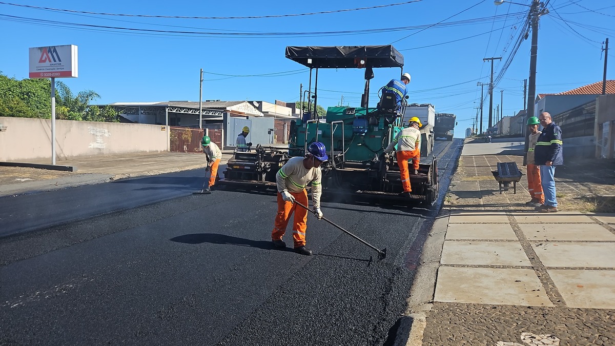 Prefeitura coloca asfalto novo na Rua XV de Setembro
