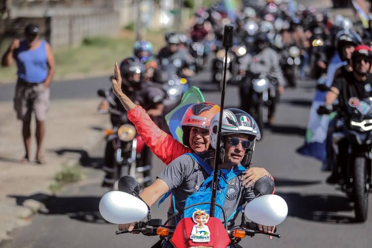 Motociata e carreata reúne centenas de apoiadores de Elizabeth