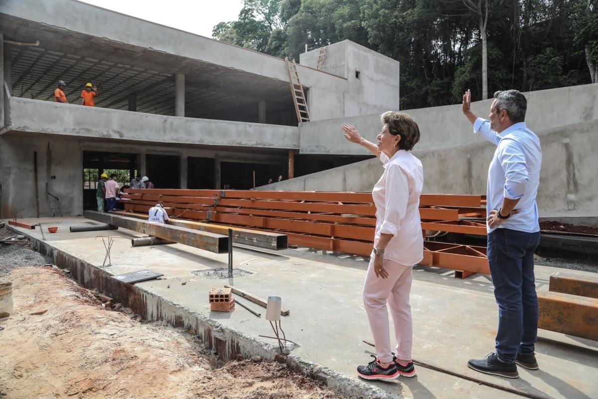 Elizabeth visita obras no Parque Margherita Masini