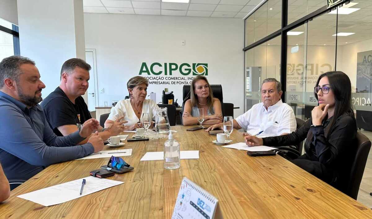 Prefeita Elizabeth participa de encontro na ACIPG