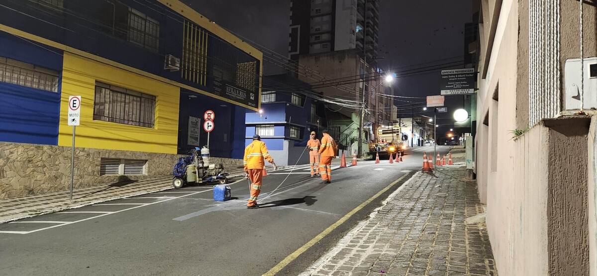 Trabalhos de sinalização viária são feitos à noite para evitar impacto no trânsito em PG