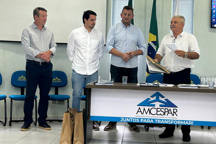 Leandro Jasinski, prefeito de Rio Azul, assume presidência da AMCESPAR