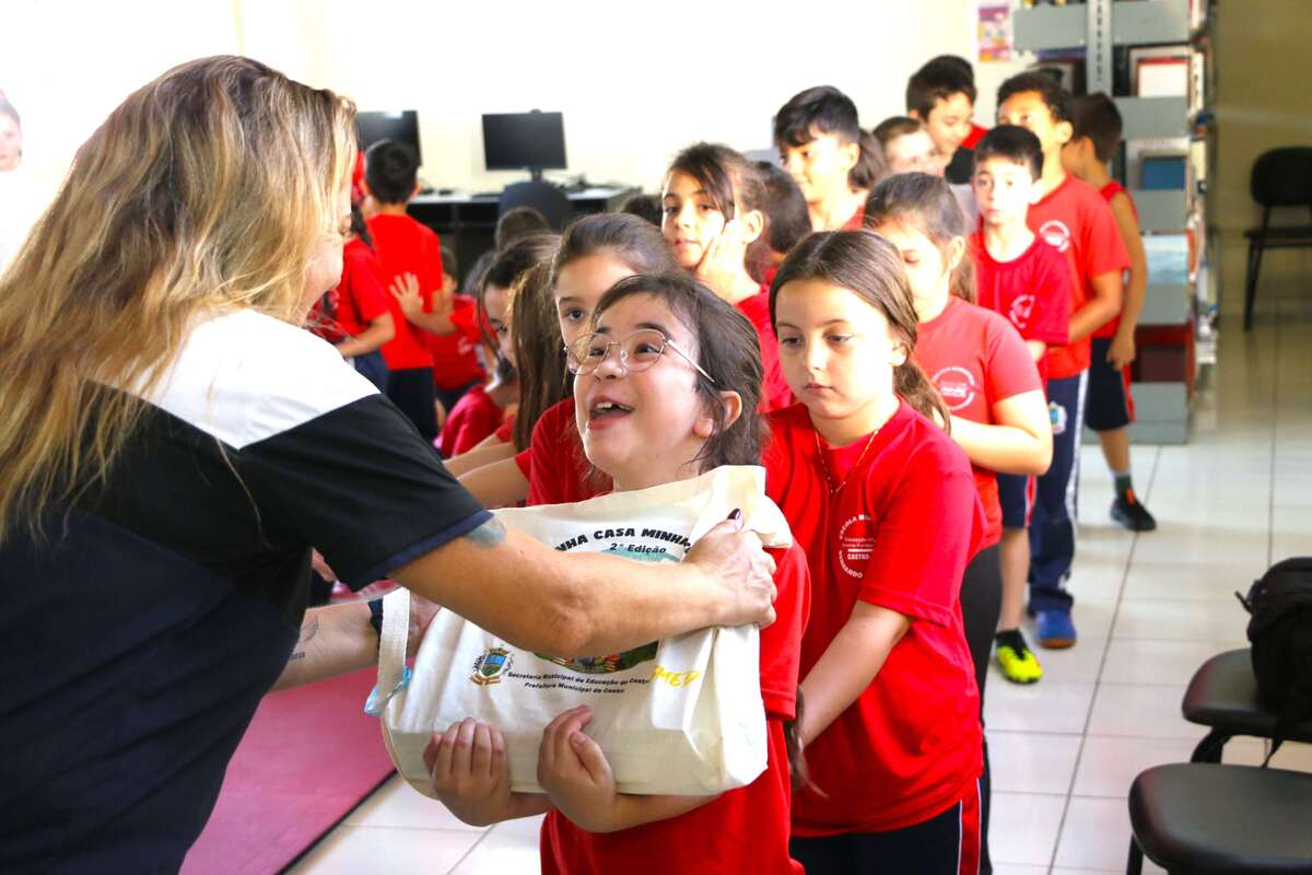 Projeto “Minha casa, minha escola”  incentiva leitura entre crianças em Castro